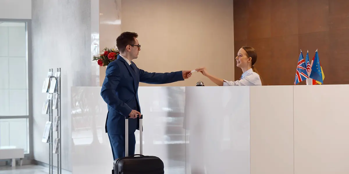 Monitore und Touchscreens für Hotels und Gastronomie